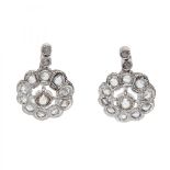 18 kt white gold earrings with diamonds. Old cut, chevron structure, with a central diamond and a