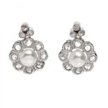 18 kt white gold earrings. with center pearl. Antique cut with a 5,5 mm cultured pearl in the