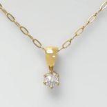 18kt yellow gold chain with oval links from which hangs a pendant with diamond, brilliant cut, J