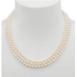 Necklace with three strands of pearls, 18kt yellow gold clasp. Box clasp.Measurements: 5.5 mm (