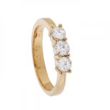 Ring in 18kt yellow gold. Frontis with three diamonds, brilliant cut, H colour, VS purity and ca.