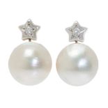 Pair of earrings model "You and Me" in 18kt yellow gold and white gold. With mabé pearl and crown of