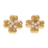 Pair of earrings in 18kt yellow gold. Button with four petals in the shape of a corporeal heart.