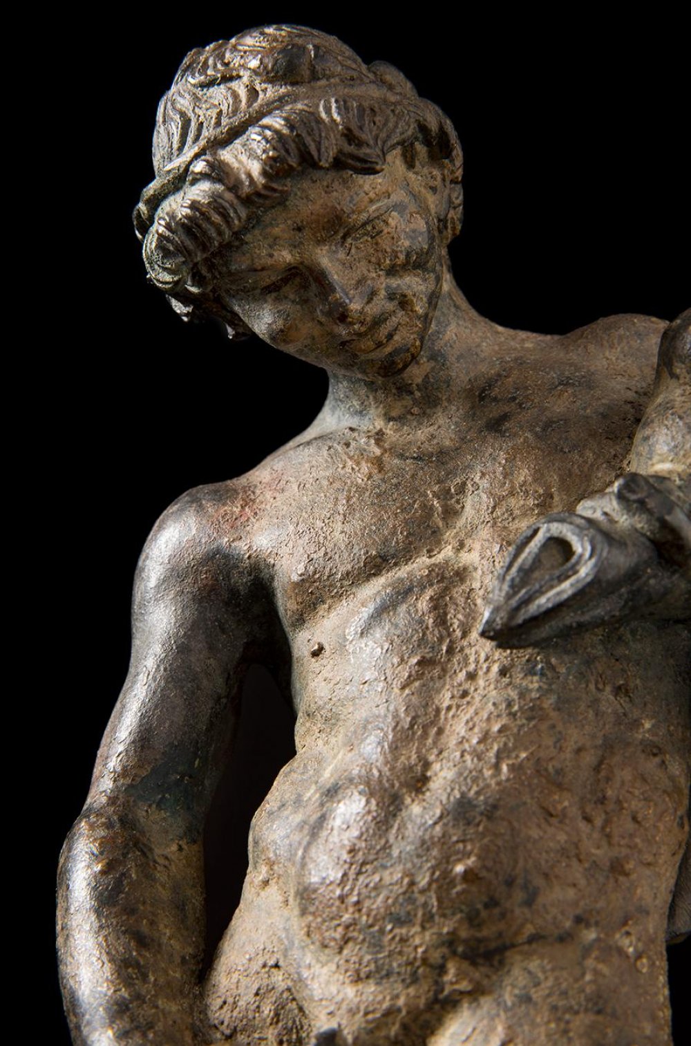 Italian school; "Grand Tour", 19th century."Satyr with a boot".Bronze.Measures: 34 x 23 x 11 cm. - Image 3 of 7