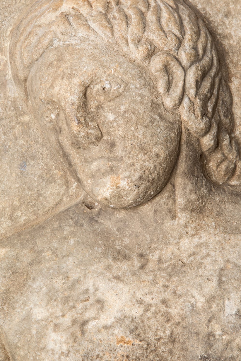Greek relief, late Hellenistic or Roman, 1st c. BC - 2nd c. AD.Stone.Measurements: 71 x 31 x 8 cm. - Image 3 of 5