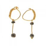 Pair of long earrings. Rome, 2nd-3rd century AD.In gold and hard stone.Measurements: 3.5 cm (