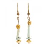 Pair of long earrings in motion. Rome, 2nd-3rd century AD.In gold and stones.Measurements: 3.3 cm (