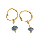 Pair of earrings. Rome, 2nd-3rd century AD.In gold and hard stone.Measurements: 2.8 cm (length).Pair