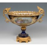 Important Sèvres cup; France, 19th century.Porcelain and gilt bronze.Signed in the enamel.Presents