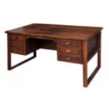 Desk, mid 20th century design.Rosewood. Needs refinishing.Measurements: 76 x 152 x 85 cm.Desk made