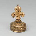 Music box; 19th century.Gilt bronze and gilt silver.Measurements: 4.5 x 3 cm.Music box in the