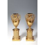 Pair of urns. France, 19th century.Mercury-gilded bronze.Measurements: 41,5 x 16 x 12 cm.Urns in
