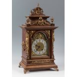 Bracket clock; late 19th century.Wood and bronze.Measurements: 65 x 34 x 21 cm.Bracket type table