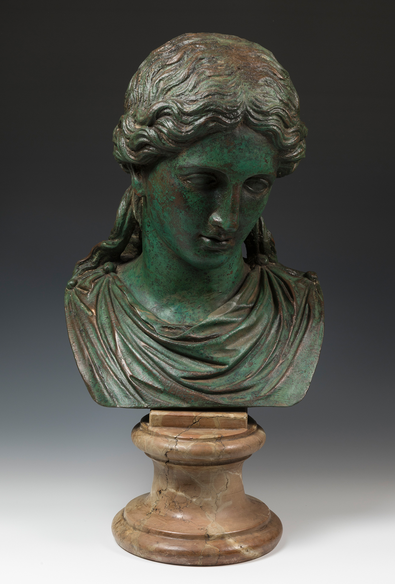 Female bust; Rome, 19th century.Bronze and marble.Measurements: 52 x 25 x 27 cm.Female bust that - Image 5 of 7
