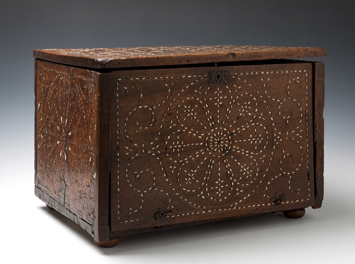 Casket. Crown of Aragon, 16th century.Walnut, pinyonet marquetry.Period fittings.Conservation: later