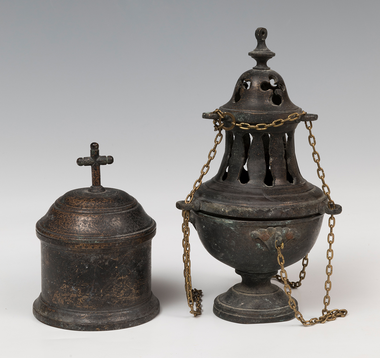 Pyxe and censer. Spain, 17th century.Patinated pewter.Measurements: 22 x 14 cm. censer; 15 x 10 x 10