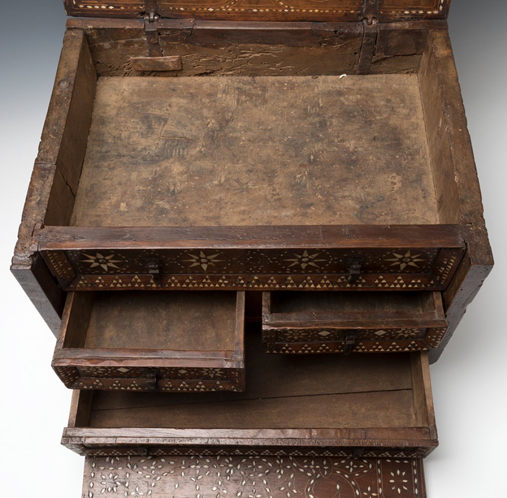 Casket. Crown of Aragon, 16th century.Walnut, pinyonet marquetry.Period fittings.Conservation: later - Bild 5 aus 7