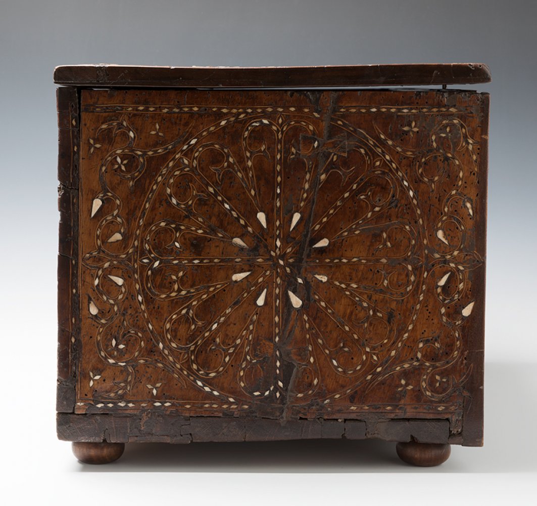 Casket. Crown of Aragon, 16th century.Walnut, pinyonet marquetry.Period fittings.Conservation: later - Bild 6 aus 7