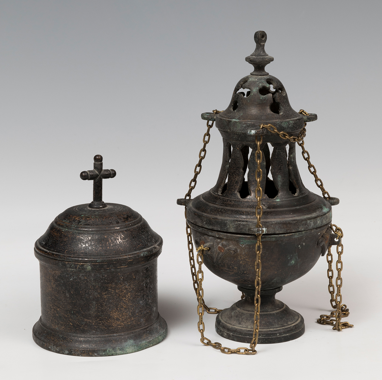 Pyxe and censer. Spain, 17th century.Patinated pewter.Measurements: 22 x 14 cm. censer; 15 x 10 x 10 - Image 3 of 4