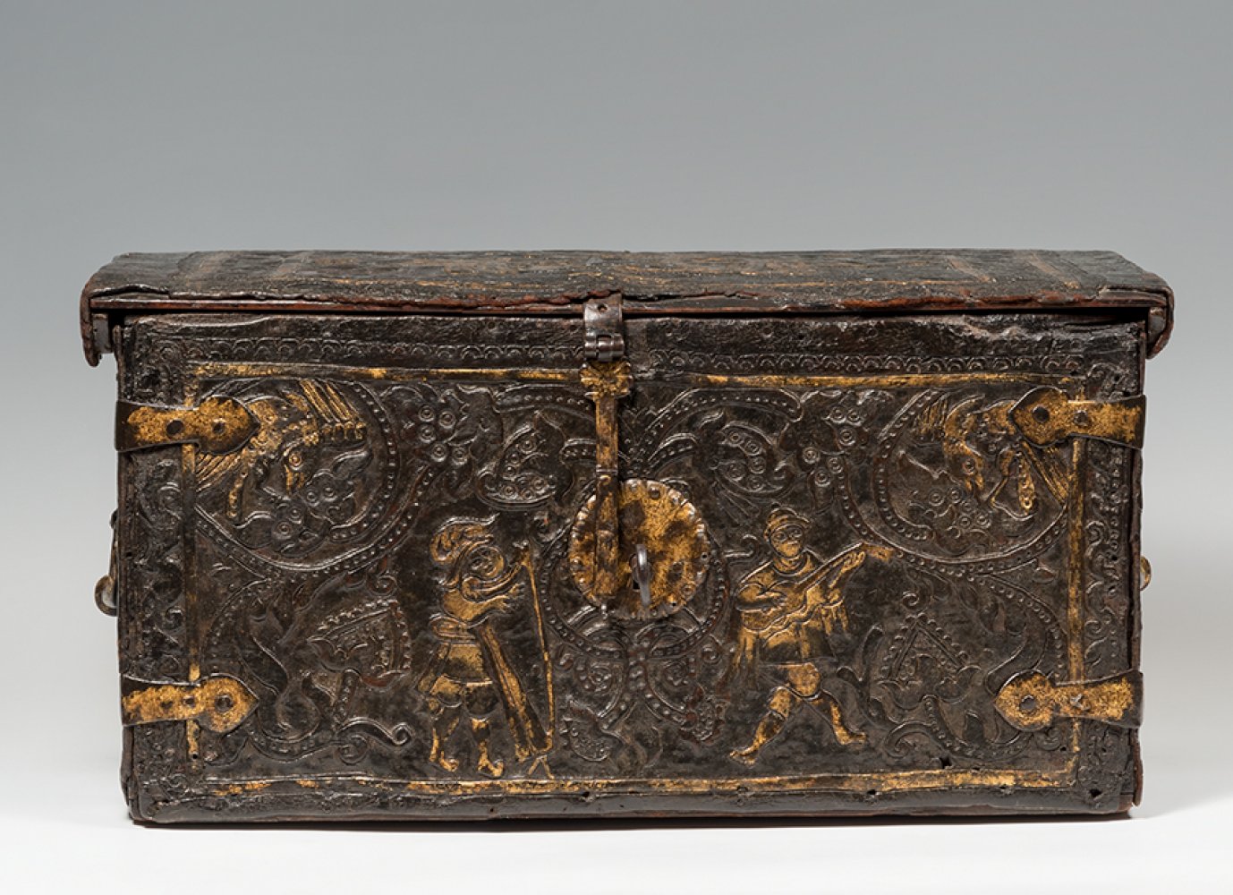 Colonial chest from the 17th century.Embossed and gilded leather, wood and wrought iron. - Bild 4 aus 7