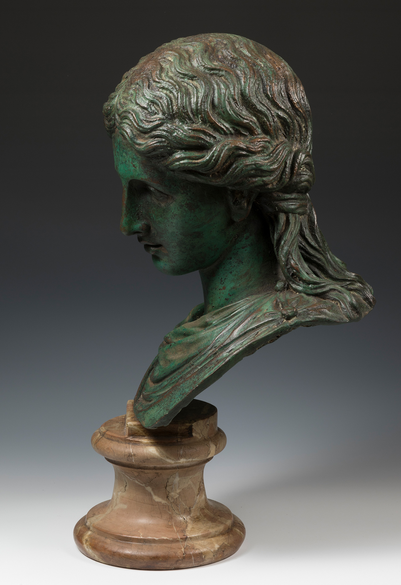 Female bust; Rome, 19th century.Bronze and marble.Measurements: 52 x 25 x 27 cm.Female bust that - Image 4 of 7