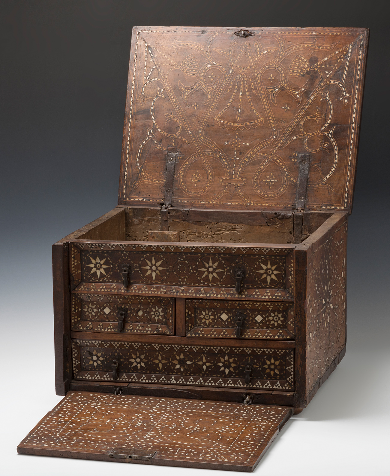 Casket. Crown of Aragon, 16th century.Walnut, pinyonet marquetry.Period fittings.Conservation: later - Bild 7 aus 7