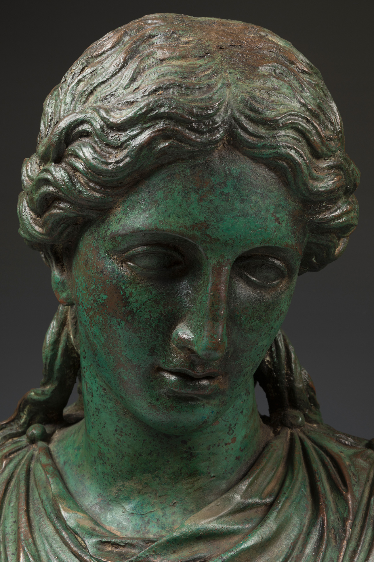 Female bust; Rome, 19th century.Bronze and marble.Measurements: 52 x 25 x 27 cm.Female bust that - Image 6 of 7