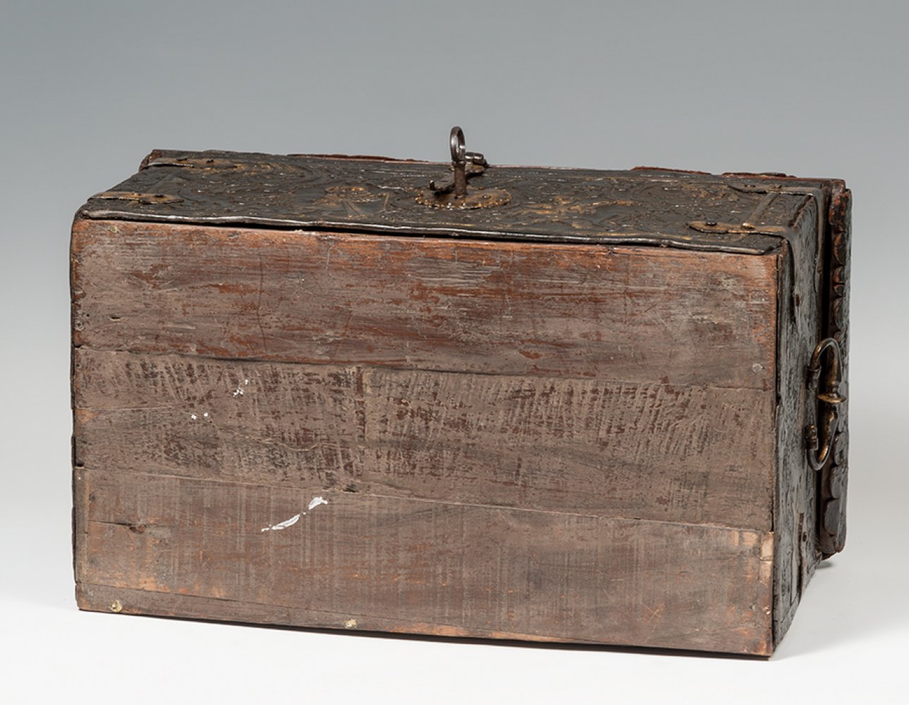 Colonial chest from the 17th century.Embossed and gilded leather, wood and wrought iron. - Bild 5 aus 7