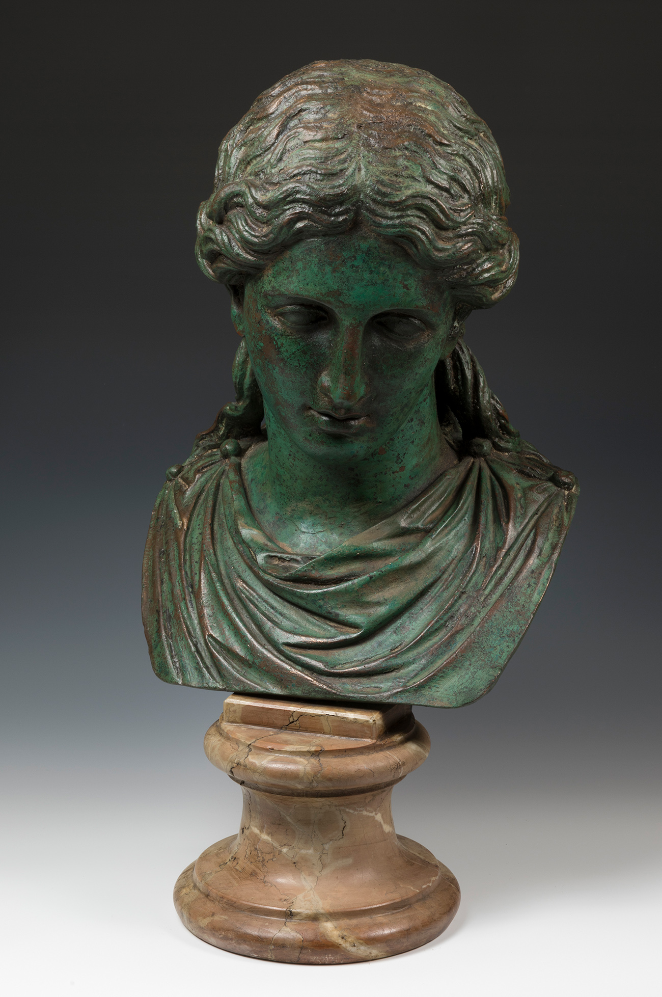 Female bust; Rome, 19th century.Bronze and marble.Measurements: 52 x 25 x 27 cm.Female bust that