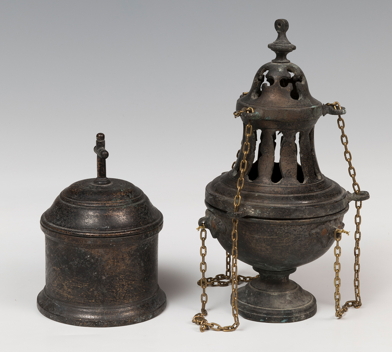 Pyxe and censer. Spain, 17th century.Patinated pewter.Measurements: 22 x 14 cm. censer; 15 x 10 x 10 - Image 4 of 4