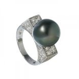 Ring in 18kt white gold, diamond and Tahitian pearl. Model with geometric frontis with pearl of 13