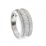 Ring in 18kts. white gold. Frontis with central line of diamonds, baguette and princess cut, flanked