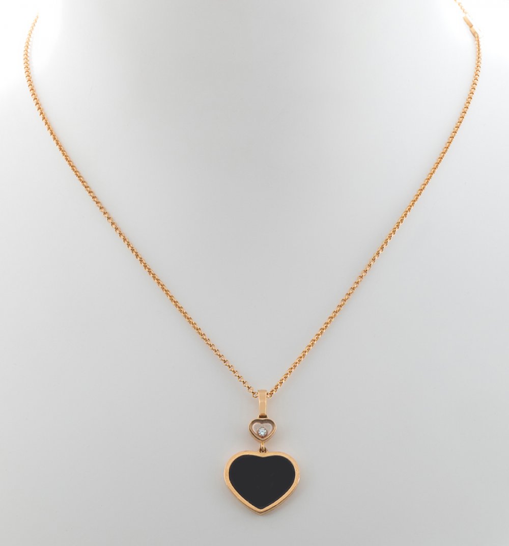 CHOPARD. Happy Hearts pendant in 18kt rose gold and heart-shaped onyx as the centrepiece. It hangs - Image 3 of 4