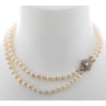 Necklace with double strand of cultured pearls in degradé, between 10 and 6 mm. Clasp in 18kt yellow