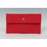 CHANEL.Silk wallet.clutch-type bag from the firm Chanel that presents the mythical quilted design on