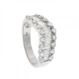 Ring in 18kt white gold. With central lane of diamonds, brilliant cut and trapeze, H color, VS/SI