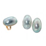 Set of ring and pair of earrings, 1970s.With Tahitian mabé pearls with a beautiful orient, ca. 27