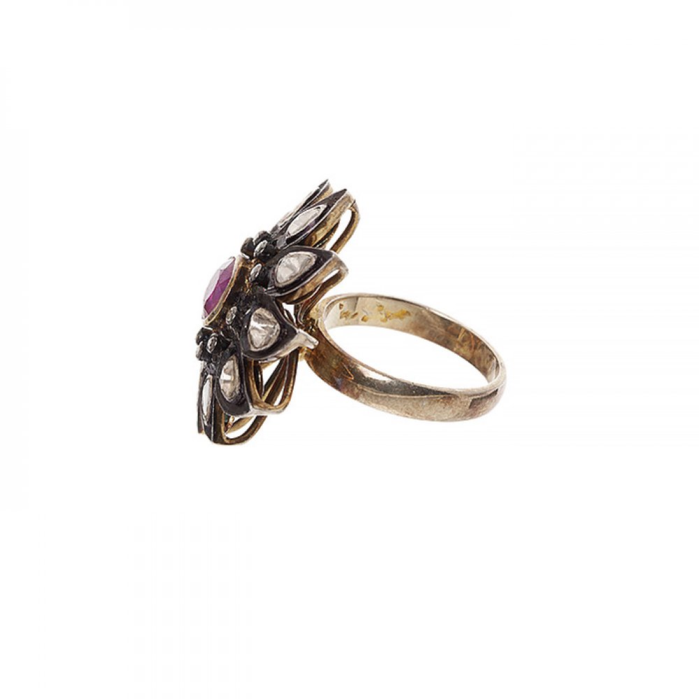 Ring in 18 Kts. gold plated silver, with a flower-shaped frontispiece and ruthenium view. The - Image 2 of 3