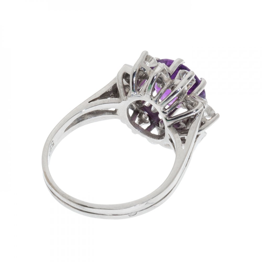 Ring in 18kt white gold. Model rosette with rhodolite garnet, round cut, weight ca. 0.30 cts., - Image 2 of 2