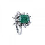 Ring in 18 kt white gold, with a central emerald-cut natural emerald, measuring 7.13 x 8.90 mm., and