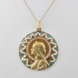 MASRIERA AND CARRERAS. Medal in 18kt yellow gold and enamels pliquè a jour. Signed.With initials and