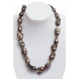 Baroque tahitian pearls necklace. Purplish brown colours. Pearl necklace with excellent lustre. 18kt