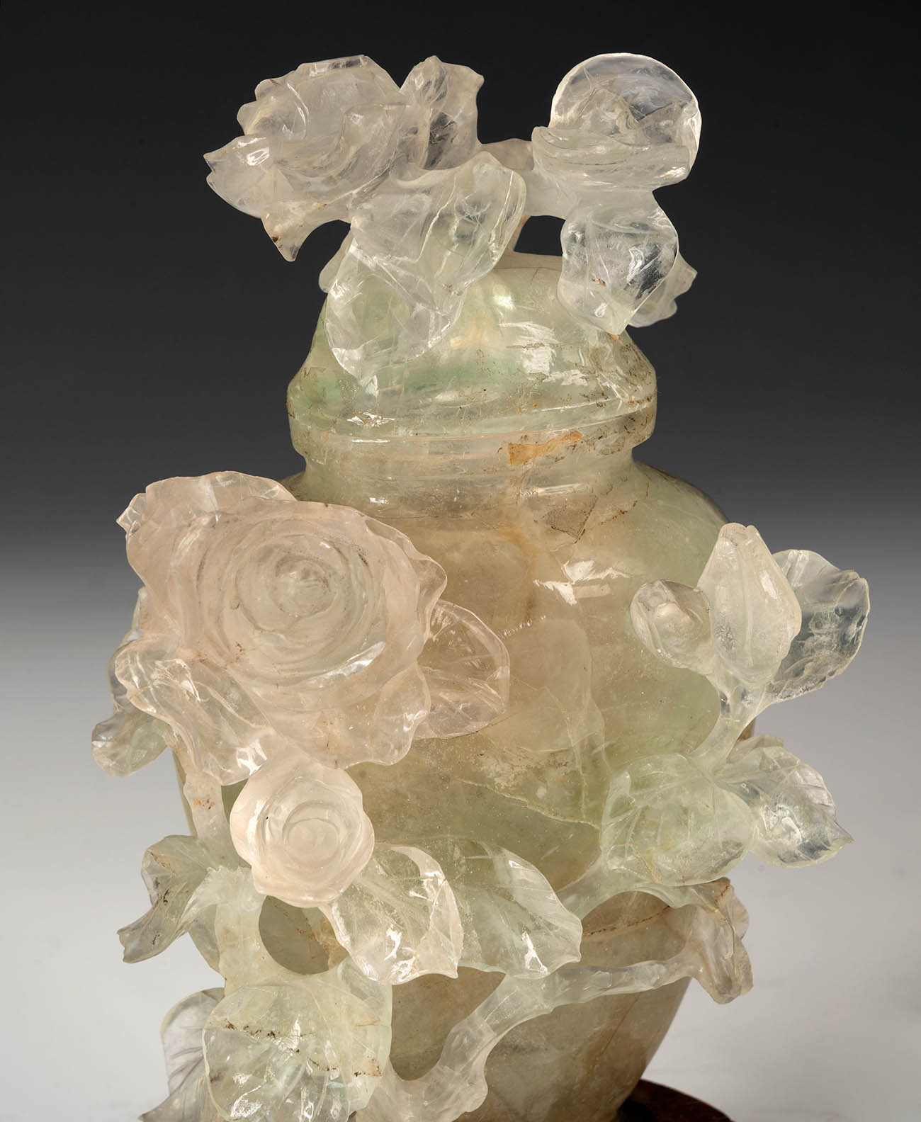 Potiche with flowers. China, 20th century.Hand carved fluorite on wooden base.Size: 16 cm ( - Image 7 of 7