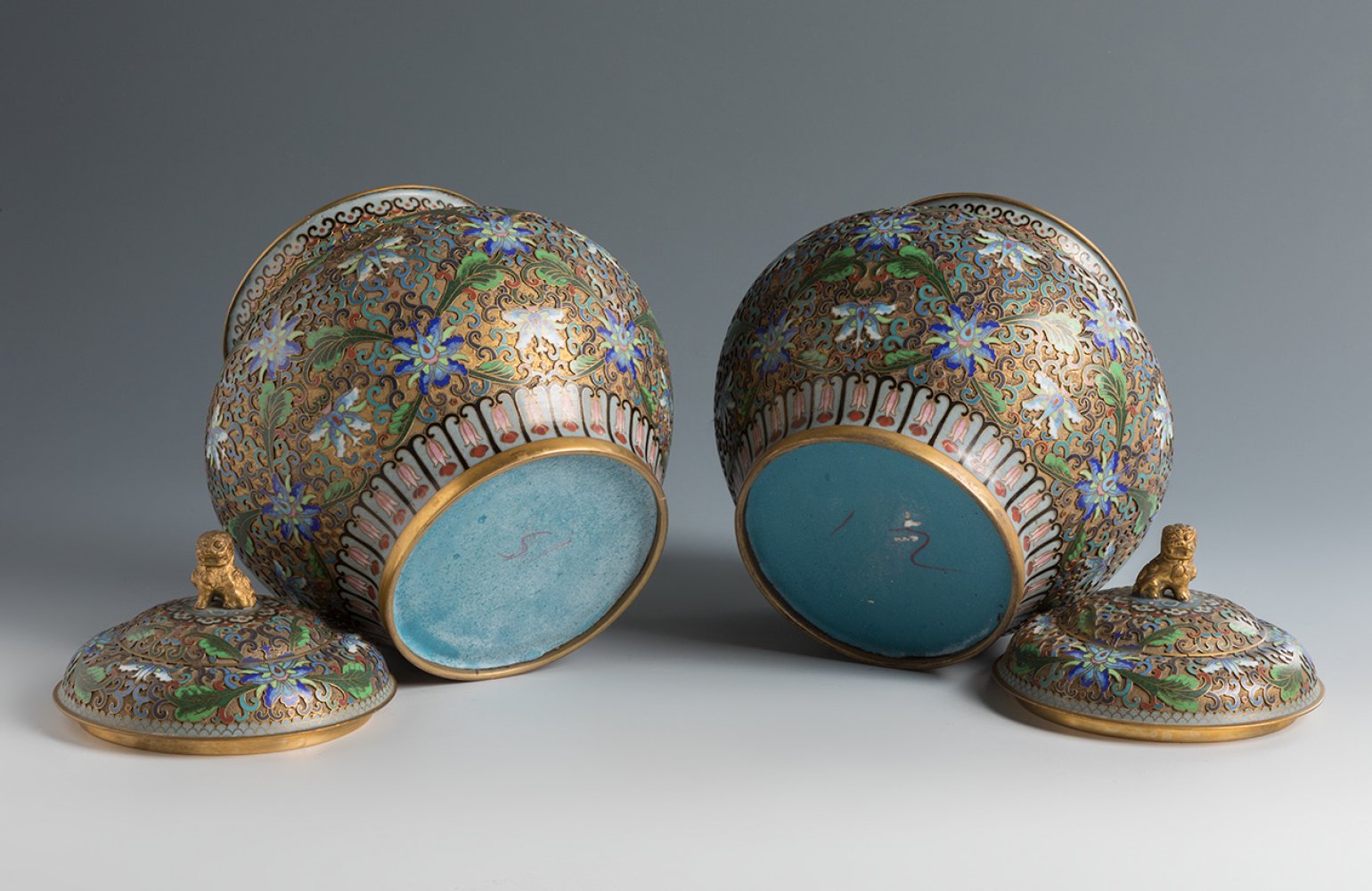 Pair of ginger storage jars. China, 1920-1940.Bronze and cloisonné enamel. Carved wooden bases. - Image 2 of 4