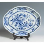 Tray. China, 18th century.Enamelled porcelain.Measurements: 39 x 31 cm.Oval-shaped tray with lobed