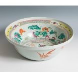 Chinese bowl, late 19th century.In enamelled porcelain.Measures: 37 x 13 x 37 cm.Chinese bowl in