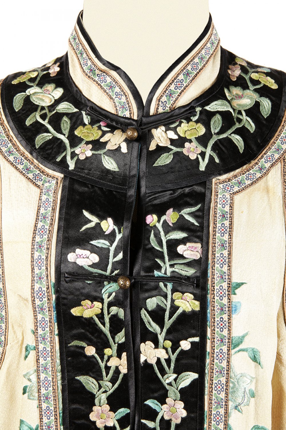 Xiapi waistcoat; Beijing, China, Qing dynasty, 1644-1912.Hand-embroidered silk.Measurements: 49 cm - Image 2 of 3