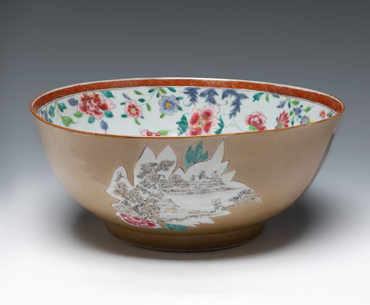 Rose Family Bowl for the export market. China, 19th century.Enamelled porcelain.With seal on the