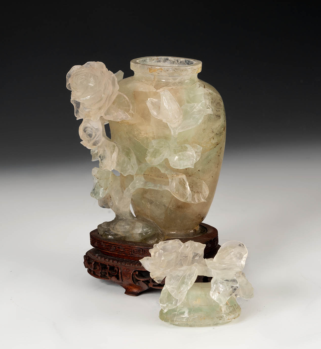 Potiche with flowers. China, 20th century.Hand carved fluorite on wooden base.Size: 16 cm ( - Image 6 of 7