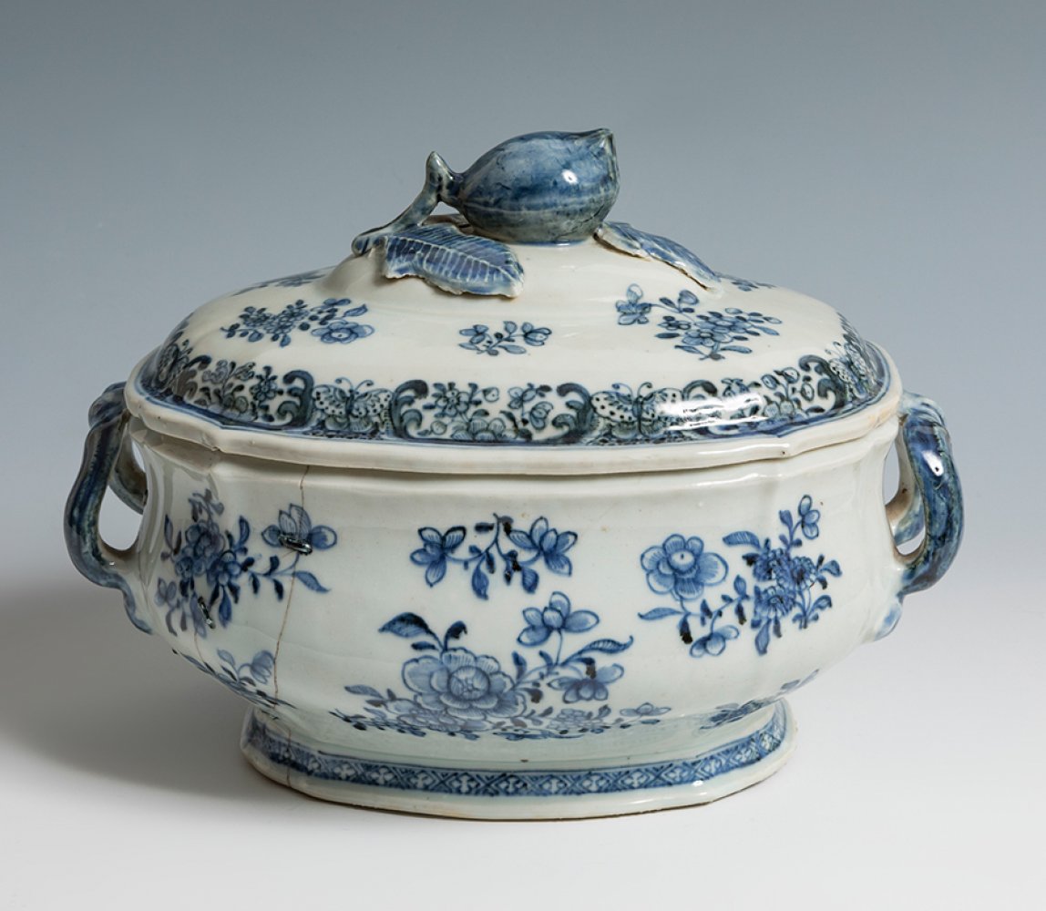 Chinese tureen, 18th century.Enamelled porcelain.Restored.Measurements: 21 x 24 x 18 cm.Chinese - Image 4 of 5